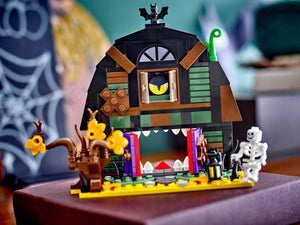 40721 Halloween Barn